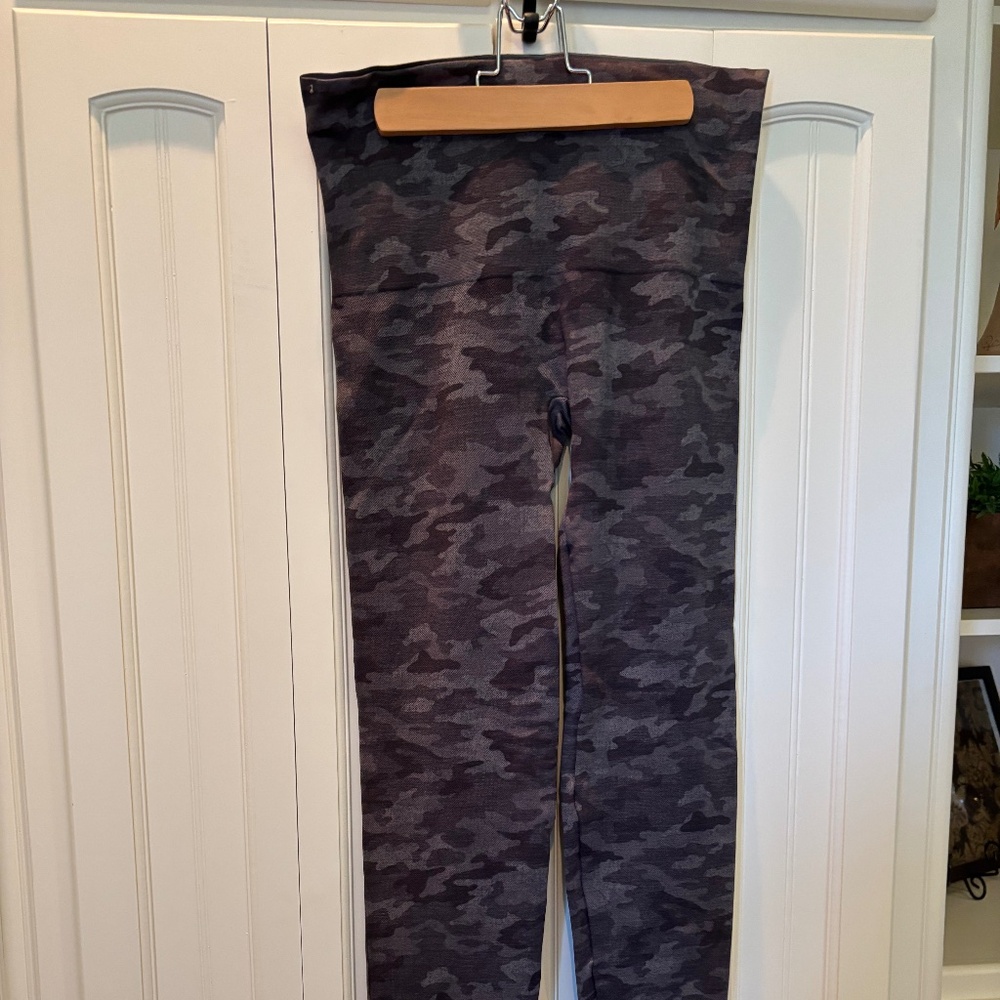Spanx ladies L camo leggings